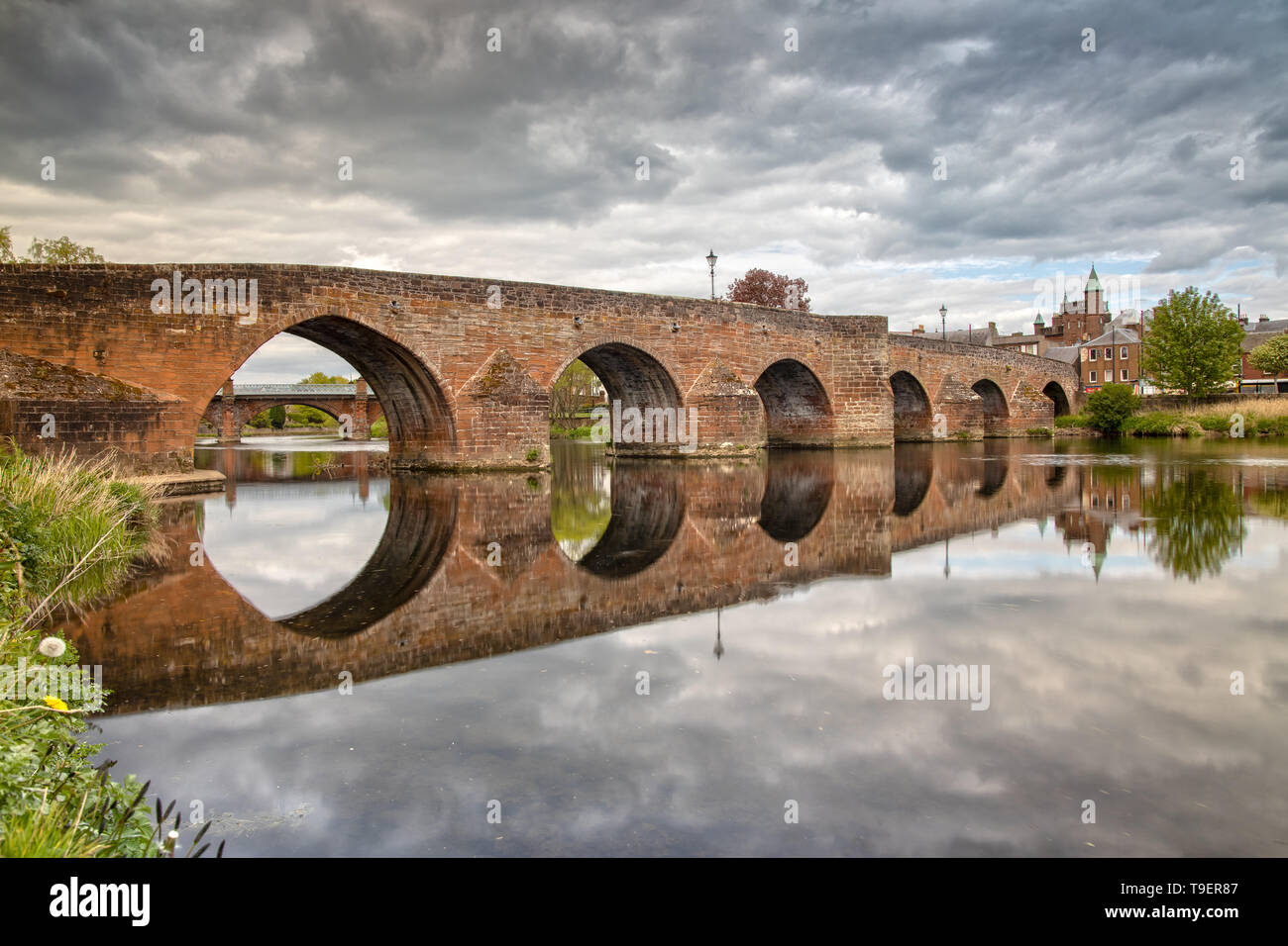 Il Devorgilla Bridge e Dumfries in Scozia Foto Stock