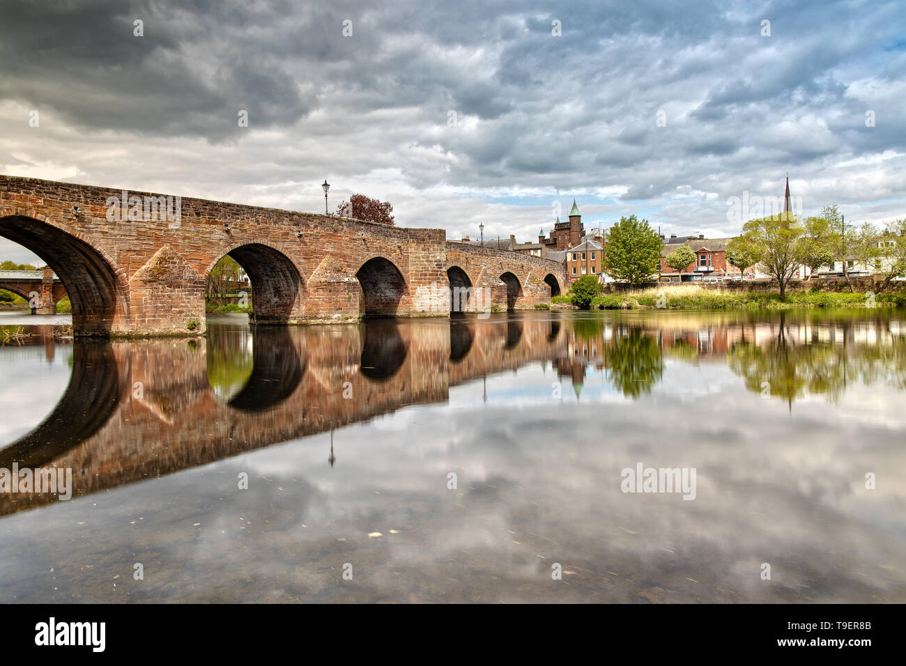 Il Devorgilla Bridge e Dumfries in Scozia Foto Stock