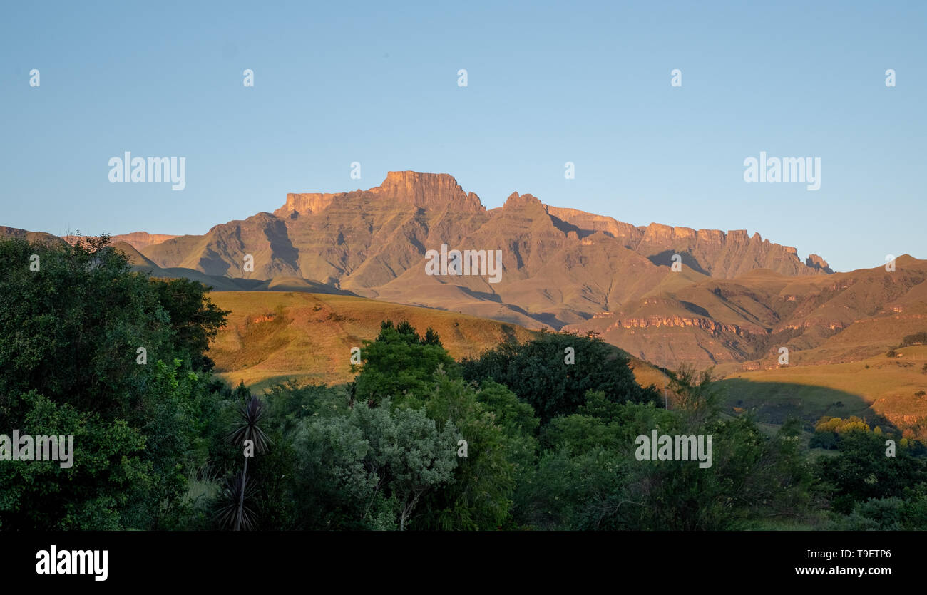 Champagne Castle, Cathkin Peak e del fratello Cruscotto, parte del central Drakensberg mountain range, Sud Africa. Fotografato a sunrise. Foto Stock