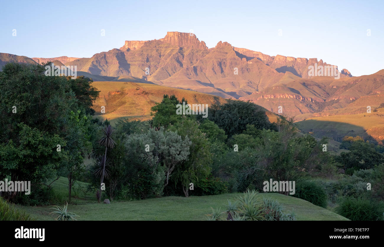 Champagne Castle, Cathkin Peak e del fratello Cruscotto, parte del central Drakensberg mountain range, Sud Africa. Fotografato a sunrise. Foto Stock