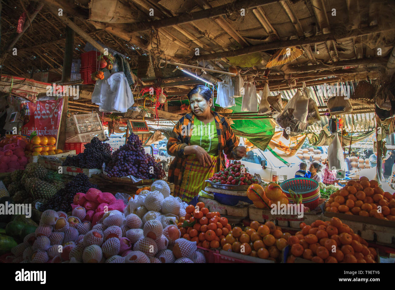 Venditore di frutta al mercato di Bagan Foto Stock