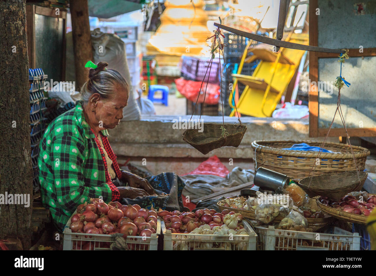 Il vecchio venditore al mercato di Bagan Foto Stock