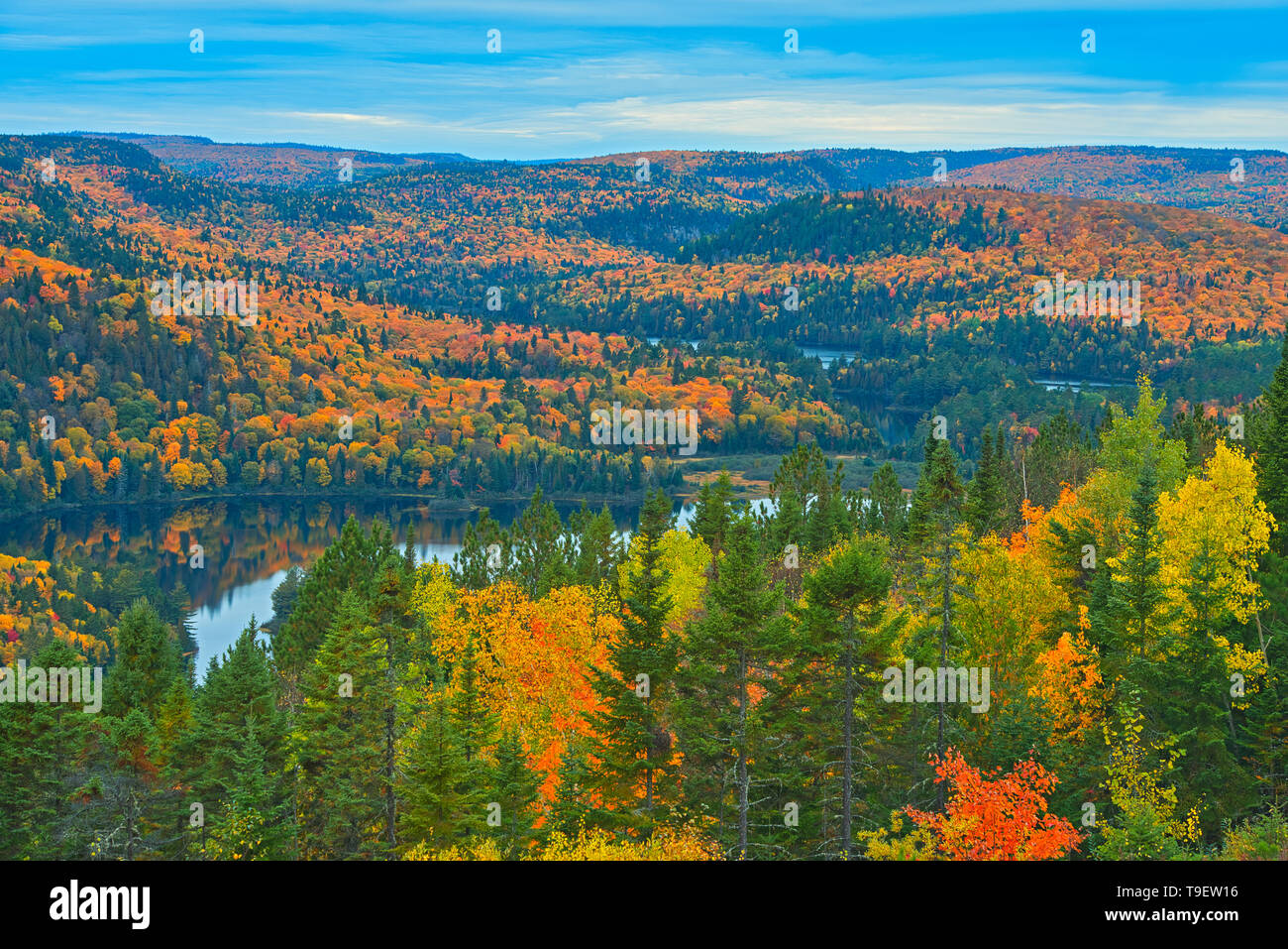 I colori autunnali e Lac Wapizagonke in Laurentian Mountains dal punto di vista del "Le Passage". Regione dei Grandi Laghi - SAN LORENZO Zona di foresta, La Mauricie National Park, Quebec, Canada Foto Stock