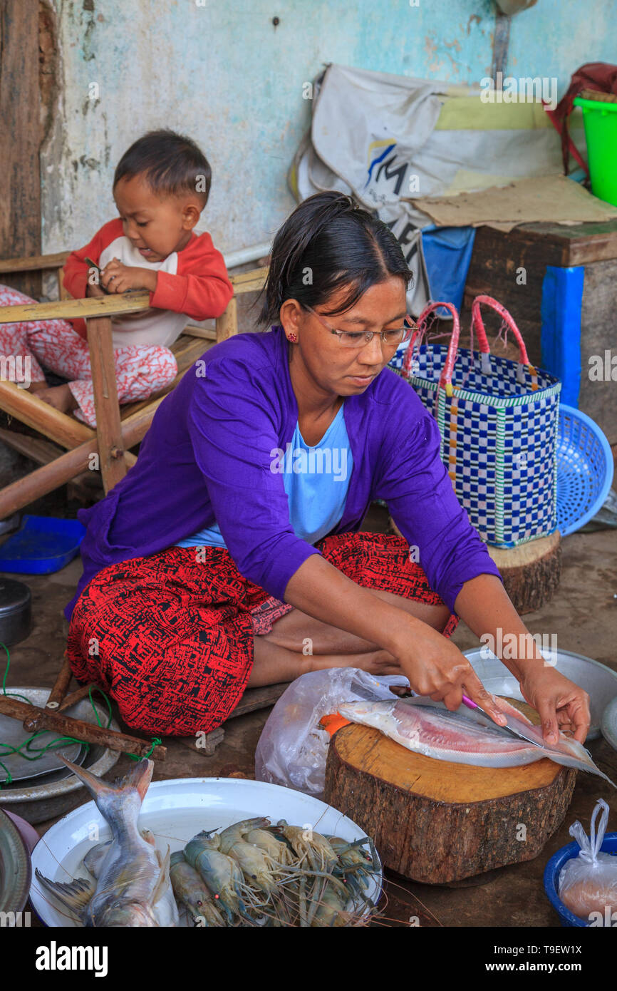 Venditore di pesce al mercato di Bagan Foto Stock