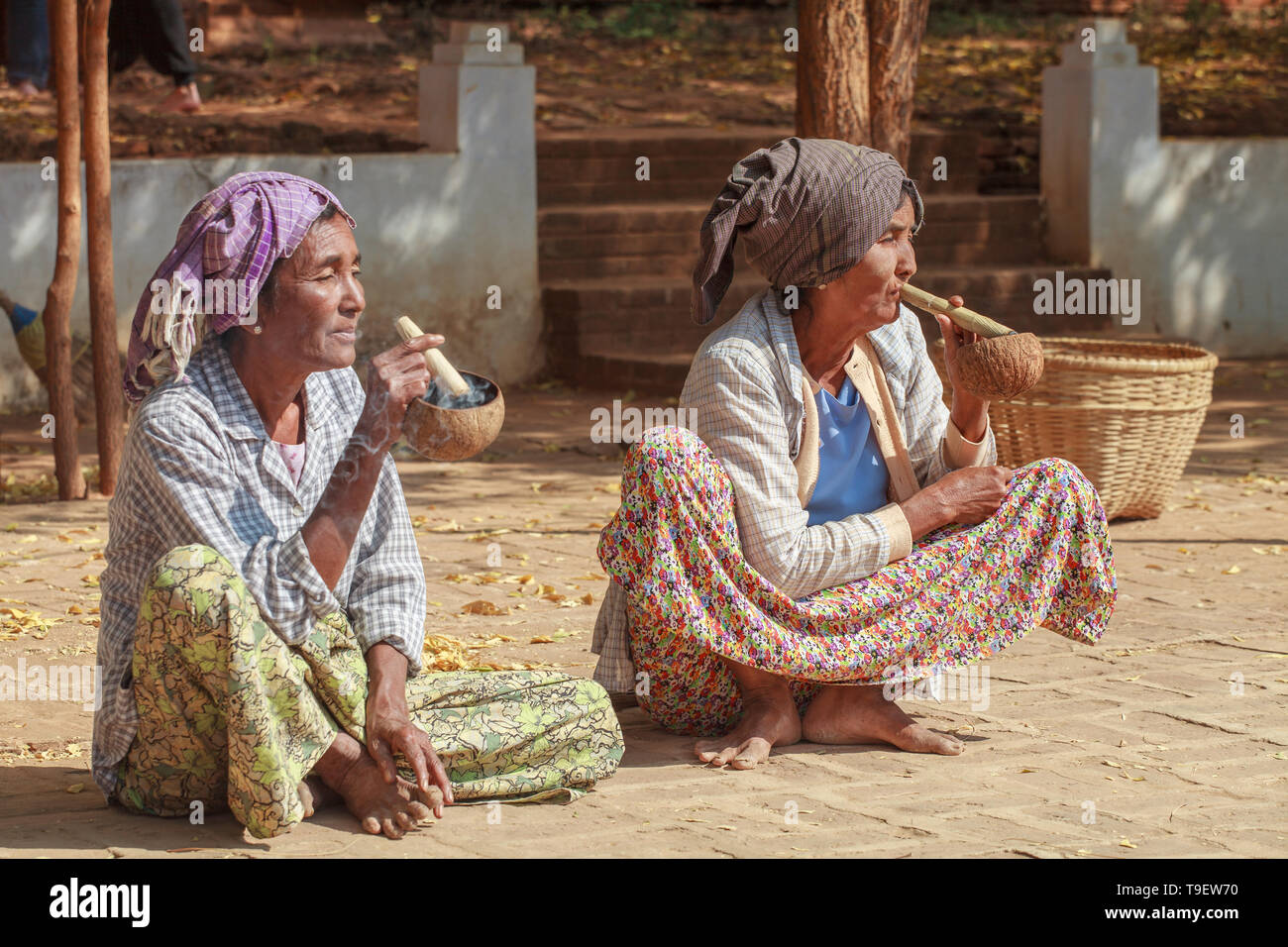 Donne birmane di fumare sigari artigianali Foto Stock