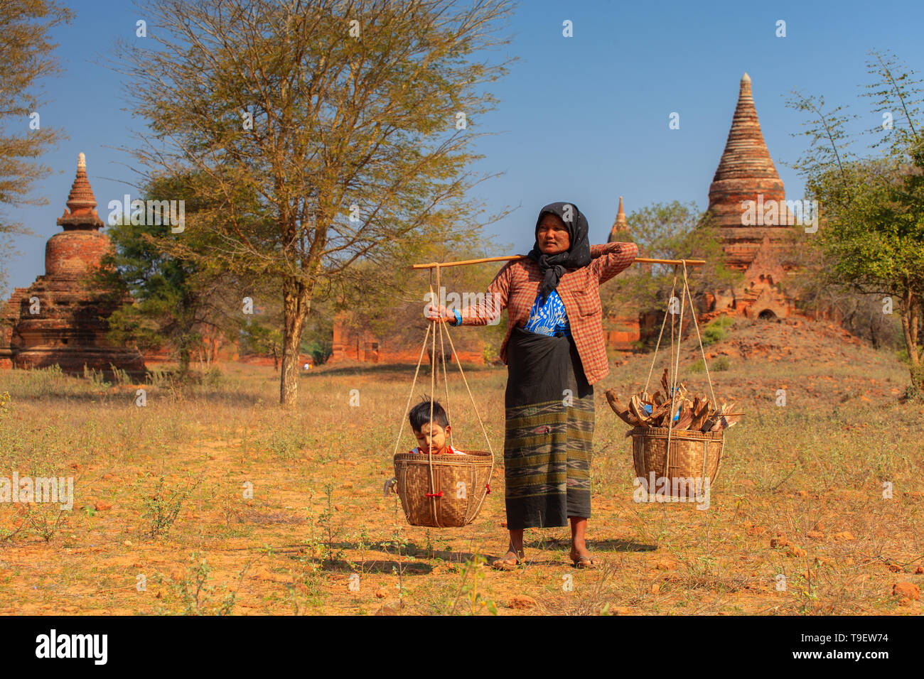 Donna birmano che porta il suo bambino in un cestello Foto Stock