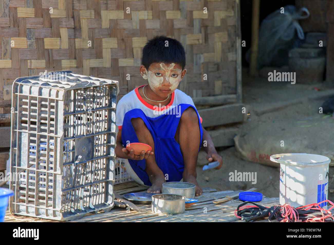 Bambini birmani con thanaka trucco tradizionale Foto Stock