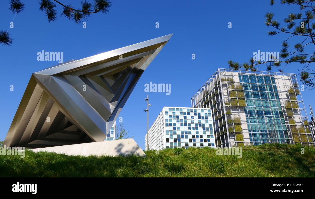 L'Aia, Paesi Bassi - 21 Aprile 2019: La Corte Penale Internazionale con un monumento artistico nella città di L'Aia Foto Stock