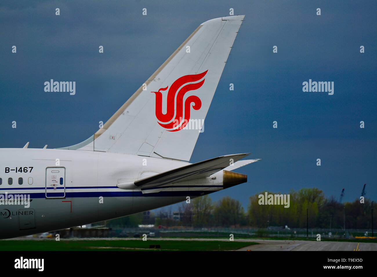 Montreal, Canada,Maggio 17, 2019 La sezione di coda di una Air China jet a Trudeau aeroporto di Montreal, Quebec, Canada.Credit:Mario Beauregard/Alamy Live News Foto Stock