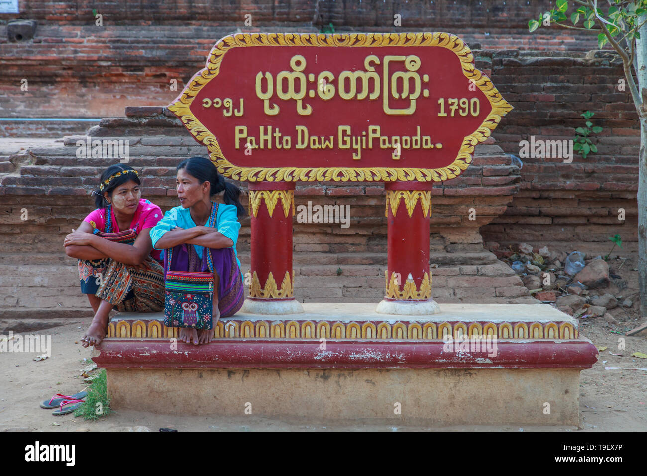 Le donne sedute davanti alla pagoda Pahtodawgyi Foto Stock