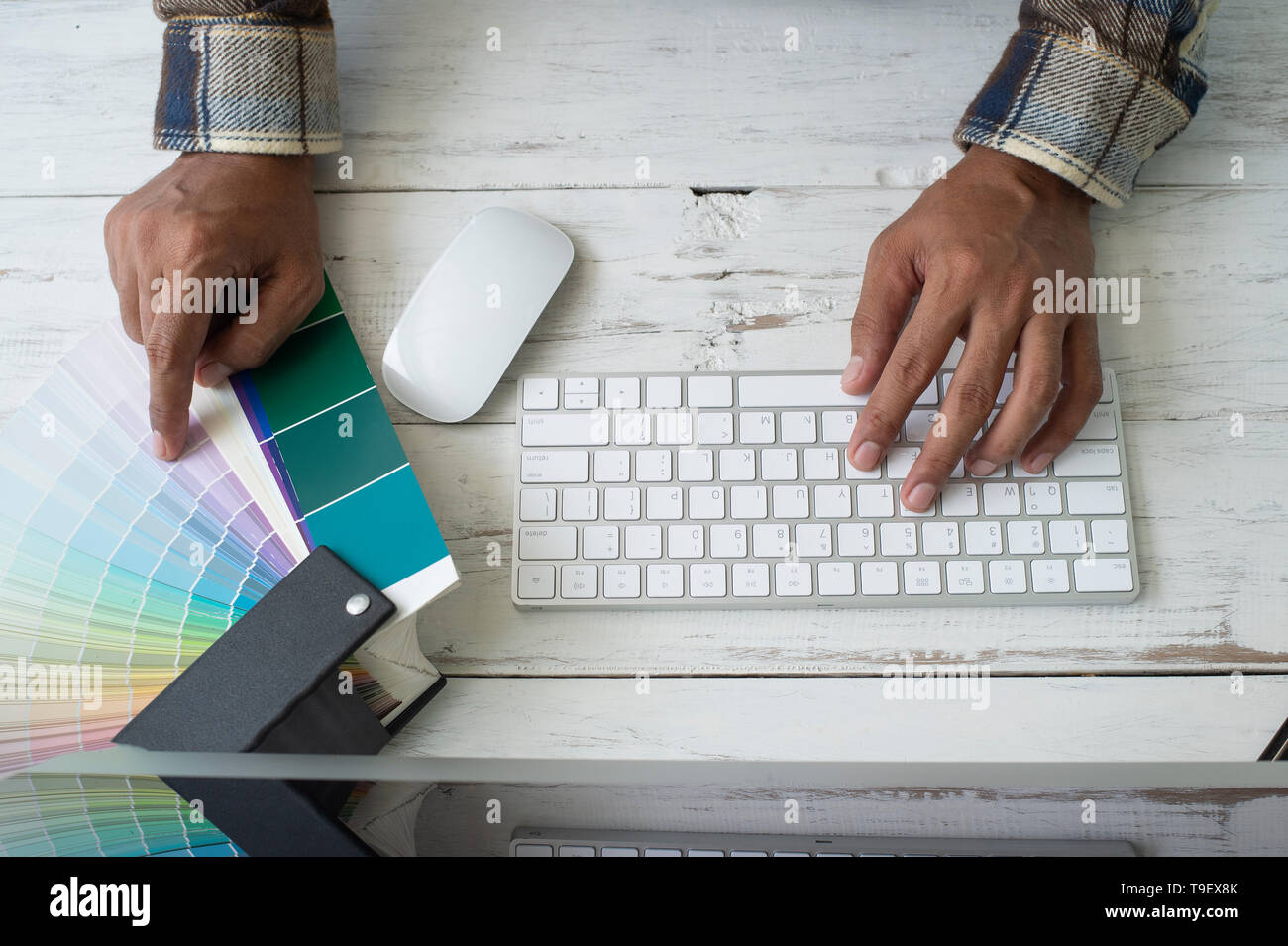 Designer grafico creative design lavoro imac artista colore colorazione idee Foto Stock