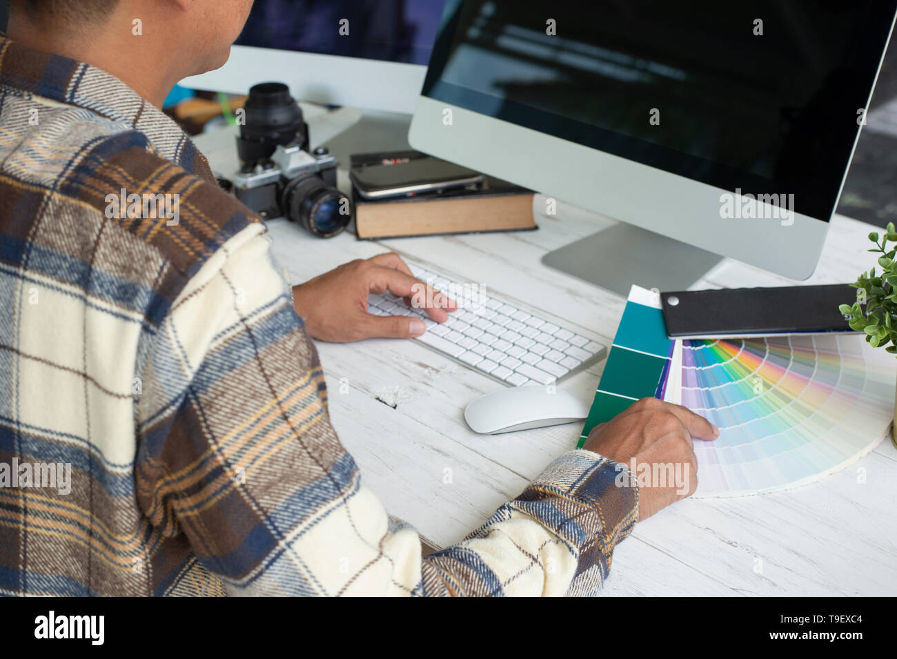 Designer grafico creative design lavoro imac artista colore colorazione idee Foto Stock