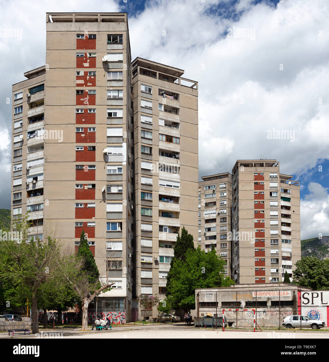 Edifici di appartamenti a Mostar, in brutalism stile architettonico. Brutalism era molto popolare nella parte orientale di Europ dalla metà degli anni Sessanta alla metà degli anni ottanta. Foto Stock