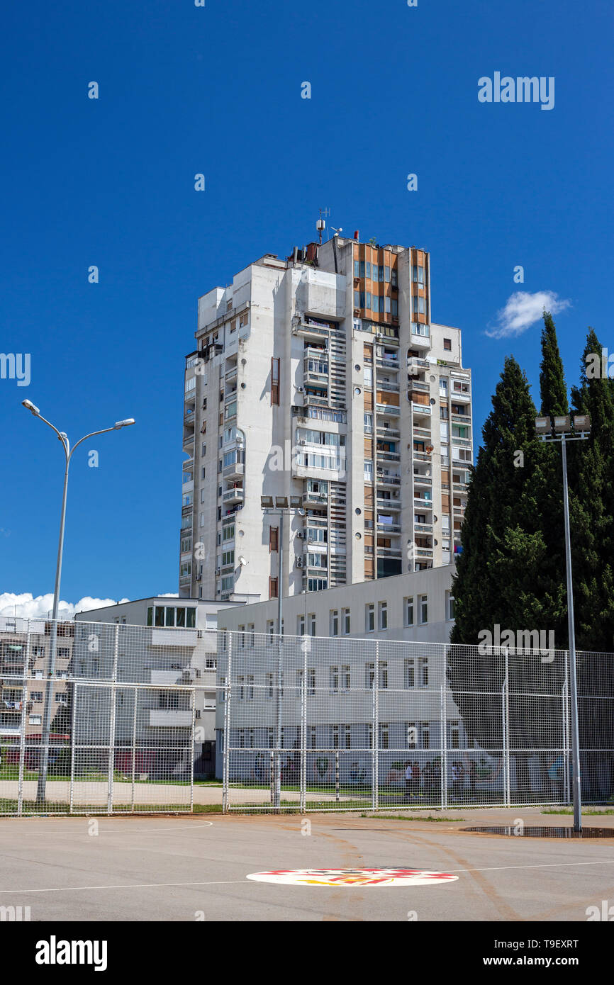 Blocco di appartamenti a Mostar, in brutalism stile architettonico. Brutalism era molto popolare in Eastern Europ a partire dalla metà degli anni Sessanta alla metà degli anni ottanta. Foto Stock