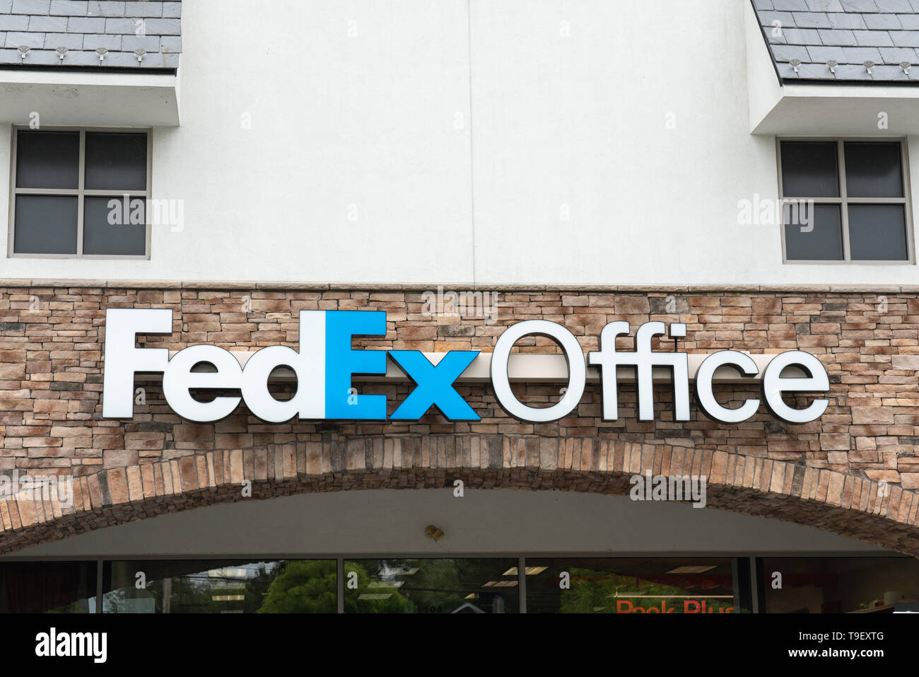 Collegeville, PA - 9 Maggio 2019: FedEx logo Office segno sopra l'ingresso di un punto vendita al dettaglio per il Federal Express shipping company. Foto Stock