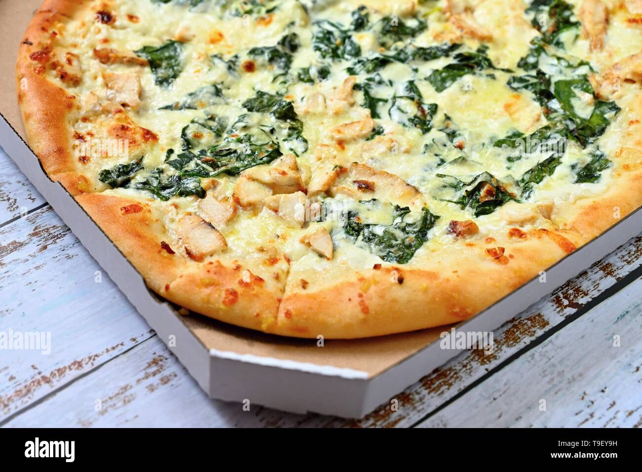 Close-up foto di cibo. Una deliziosa pizza fresca con crema di spinaci e. Foto Stock