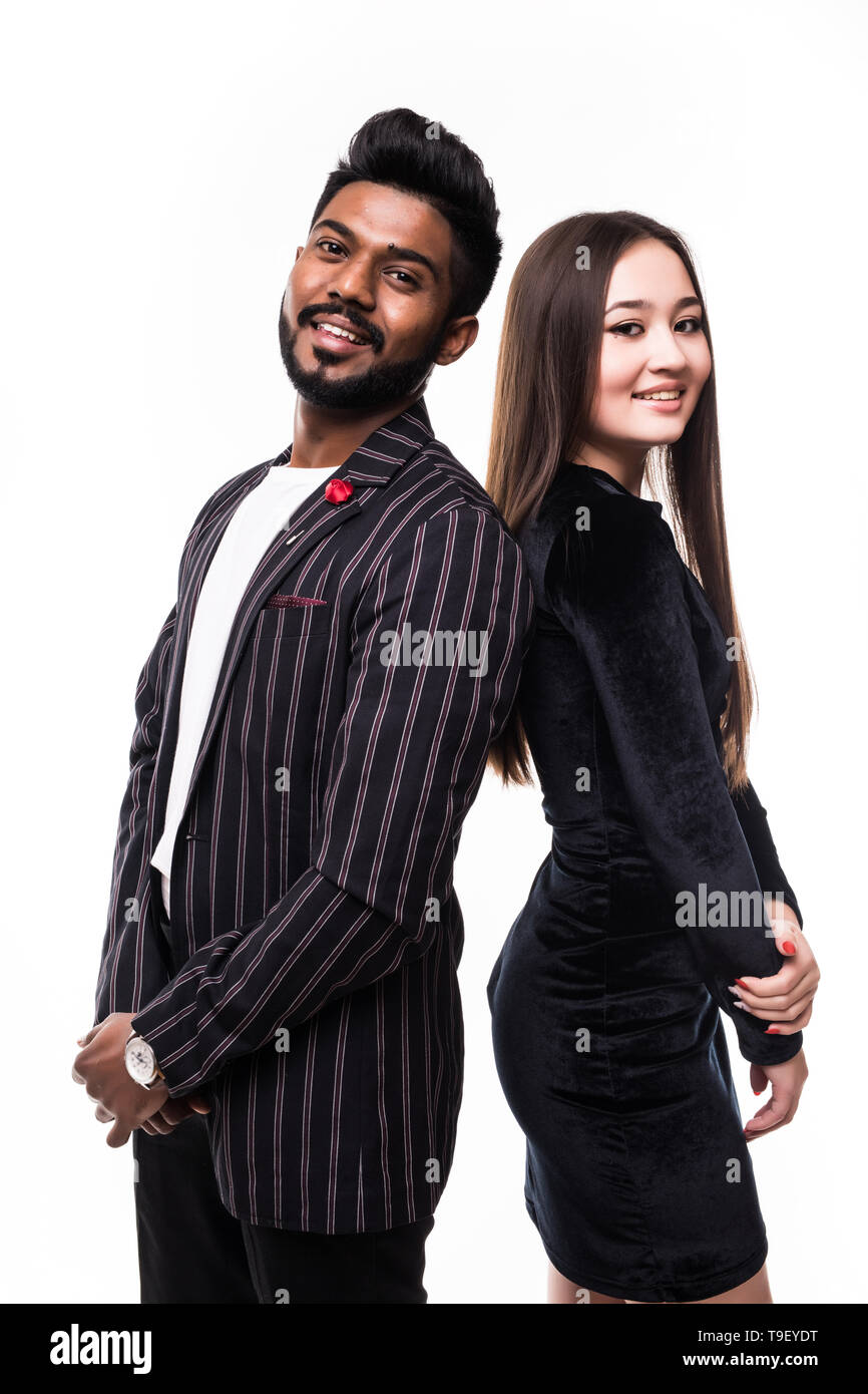 Ritratto di giovane coppia asiatica vestita in abbigliamento formale in piedi di schiena su sfondo bianco Foto Stock