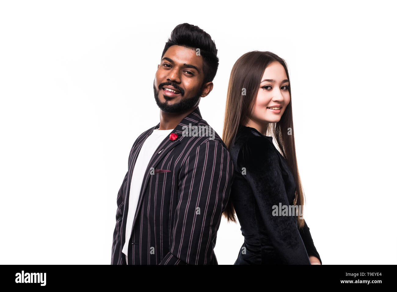 Ritratto di giovane coppia asiatica vestita in abbigliamento formale in piedi di schiena su sfondo bianco Foto Stock