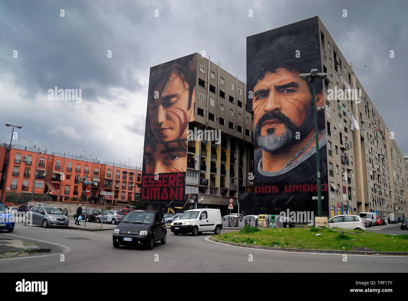 Jorit Agoch, 28, è napoletano di artista di strada di fama internazionale, napoletano di padre e di madre olandese. Egli crea un'enorme murales sulle facciate degli edifici extraurbani di tutto il mondo. Le sue opere sono presenti in Buenos Aires, Cochabamba, Aruba, Santiago de Chile, New York, Miami, Las Vegas, Sacramento, San Francisco, Shenzhen, Gaza. In Italia Jorit è principalmente attivo a Napoli dove fa enormi dipinti sulle facciate cieche di edifici extraurbani e anche nel centro storico. Sobborghi di Napoli, San Giovanni a Teduccio trimestre, edifici popolari nella Taverna del Ferro. La pittura di Diego Armando Mar Foto Stock