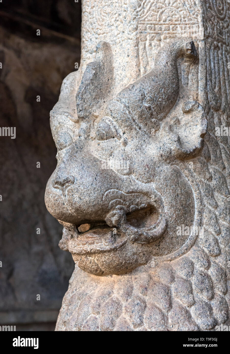 Il pilastro con lion la scultura a Krishna Mandapa tempio di Mahabalipuram (Mamallapuram), India Foto Stock