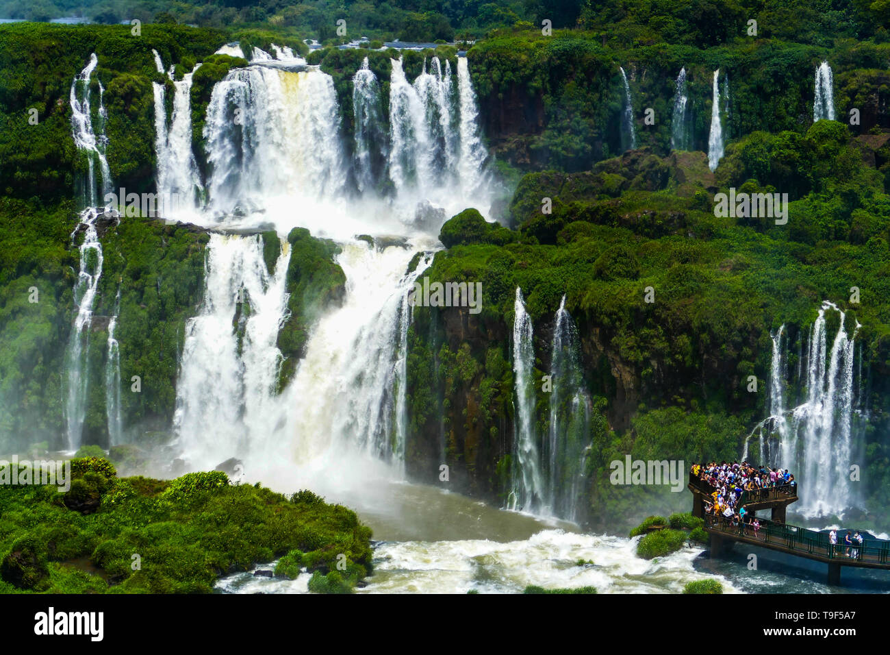 I turisti a Iguazu Falls, uno dei piu' grandi meraviglie naturali del mondo, sul confine del Brasile e Argentina. Foto Stock