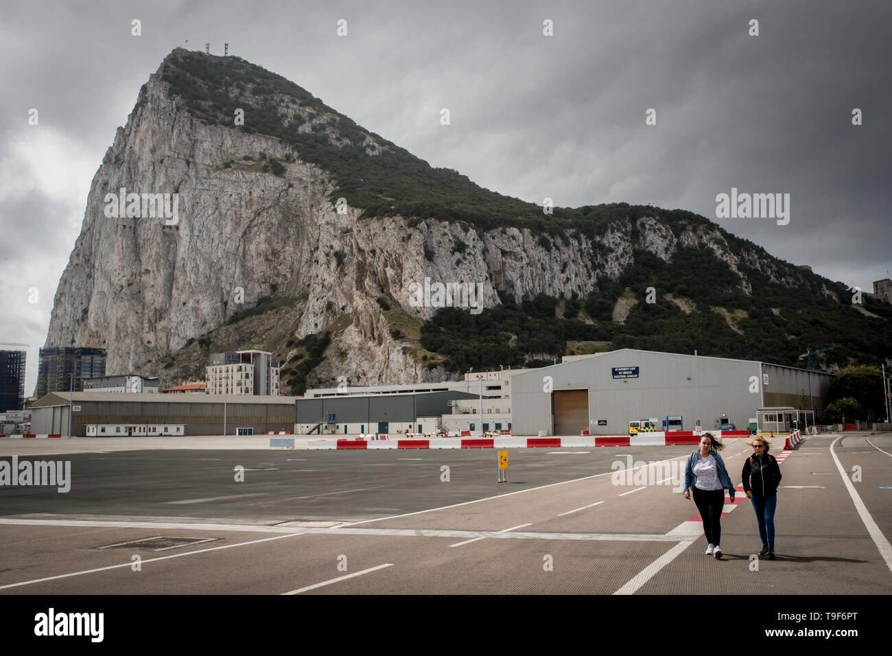 Gibraltar, Gibraltar. 14 Maggio, 2019. Pedoni che attraversano l'asfalto a Gibilterra aeroporto internazionale (British Overseas territorio) vicino al confine con la Spagna. Credito: Jordi Boixareu/ZUMA filo/Alamy Live News Foto Stock