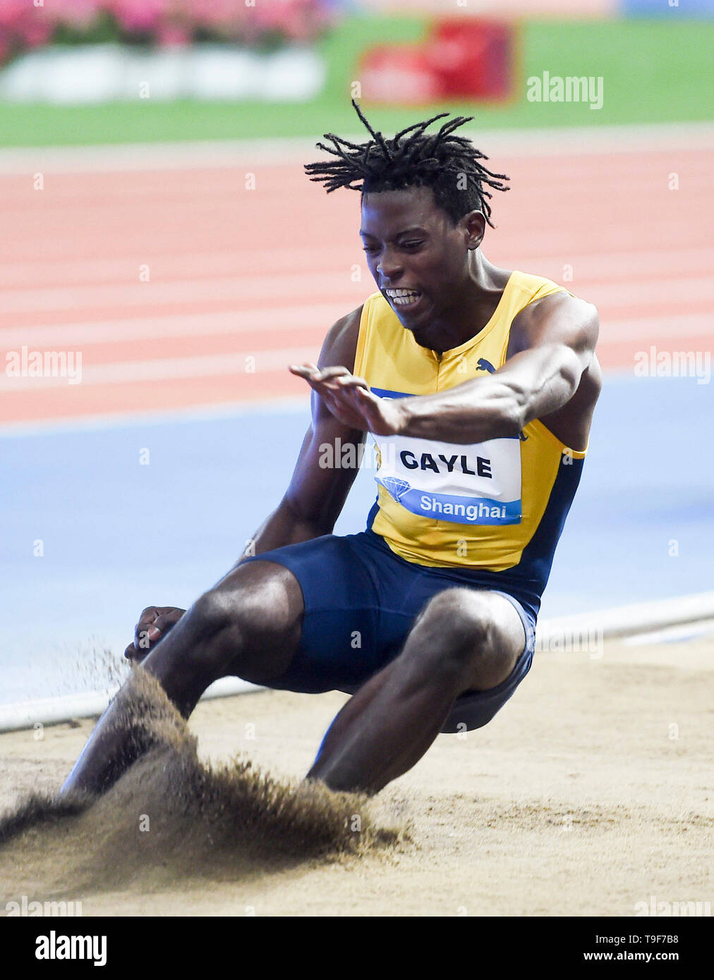 Shanghai. 18 Maggio, 2019. Gayle Tajay della Giamaica compete agli Uomini Salto in lungo di 2019 IAAF Diamond League in oriente la Cina del Comune di Shanghai il 18 maggio 2019. Tajay Gayle ha preso il primo posto con 8,24 metri. Credito: Jia Yuchen/Xinhua/Alamy Live News Foto Stock