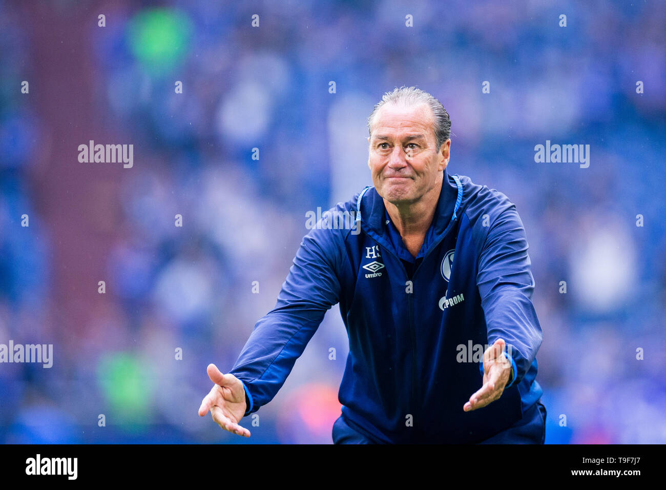 Gelsenkirchen (Germania). 18 Maggio, 2019. Calcio: Bundesliga, FC Schalke 04 - VfB Stuttgart, trentaquattresima Giornata nella Veltins Arena: Schalke allenatore Huub Stevens è di lasciare le ventole dietro. Credito: Rolf Vennenbernd/dpa - NOTA IMPORTANTE: In conformità con i requisiti del DFL Deutsche Fußball Liga o la DFB Deutscher Fußball-Bund, è vietato utilizzare o hanno utilizzato fotografie scattate allo stadio e/o la partita in forma di sequenza di immagini e/o video-come sequenze di foto./dpa/Alamy Live News Credito: dpa picture alliance/Alamy Live News Foto Stock