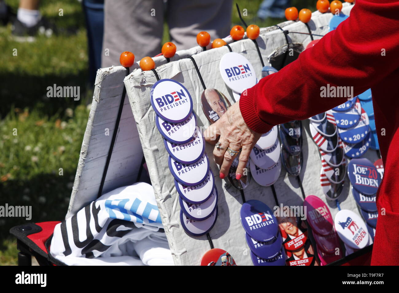 Philadelphia, PA, Stati Uniti d'America - 18 Maggio 2019: un anziano borghesia donna seleziona un pulsante di campagna davanti a Joe Biden ufficiale di Kick-off rally della campagna per il 2020 Stati Uniti elezioni presidenziali in Philadelphia, Pennsylvania. Foto Stock