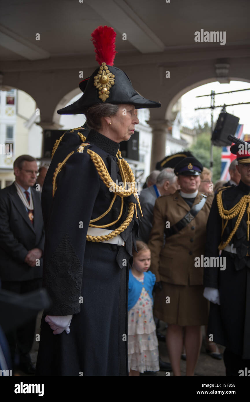 Windsor, Berkshire, Regno Unito. 18 Maggio, 2019. Ben wishers erano in vigore oggi in Windsor per vedere parte della cavalleria della famiglia che esercitano il loro diritto alla libertà di entrata marcia attraverso la città per festeggiare la famiglia reggimento di cavalleria lungo dell'associazione con la città di Windsor. Il reggimento sostato brevemente alla Guildhall di prendere un saluto di fronte alla Principessa Reale. Cavalleria della famiglia sono stati in base alla Caserma Combermere in Windsor per oltre duecento anni e sarà trasferito in Salisbury Plain più tardi nel 2019. Credito: Maureen McLean/Alamy Live News Credito: Maureen McLean/Alamy Live News Foto Stock