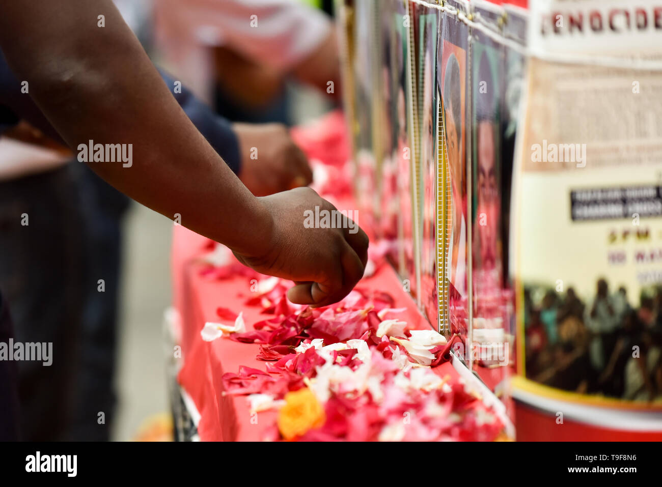 Trafalgar Square, Londra, Regno Unito. Il 18 maggio 2019. Immissione in commercio dei fiori per coloro che sono stati persi. Gli abitanti dello Sri Lanka tenere la decima edizione il ricordo del genocidio Mullivaikkal in Sri Lanka. Credito: Matteo Chattle/Alamy Live News Foto Stock