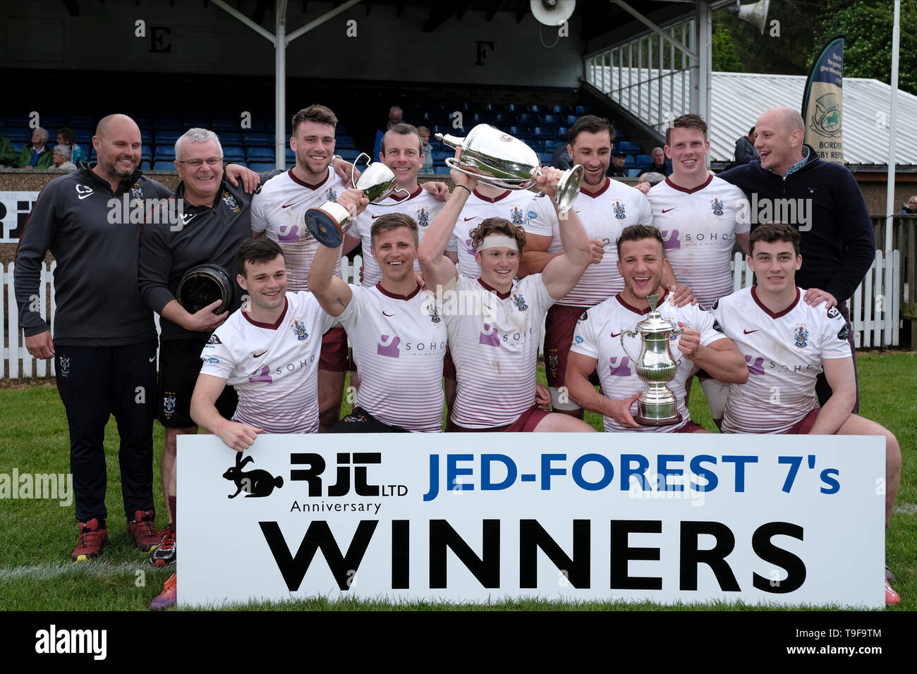 JEDBURGH Jedforest RFC, Riverside Park, Regno Unito. 18.Maggio.2019. RJT Anniversario Jed 7s - Re dei sette torneo finale: Watsonians vs Jedforest, cliente 31-5 una giubilante Watsonians vittoriosa di sollevare il Jed 7s Trophy al Riverside Park, Jedburgh. RJT Anniversario Jed 7s a Jedforest RFC, Riverside Park sabato 18 maggio 2019. Il torneo finale della serie. (Foto: Rob grigio) Foto Stock