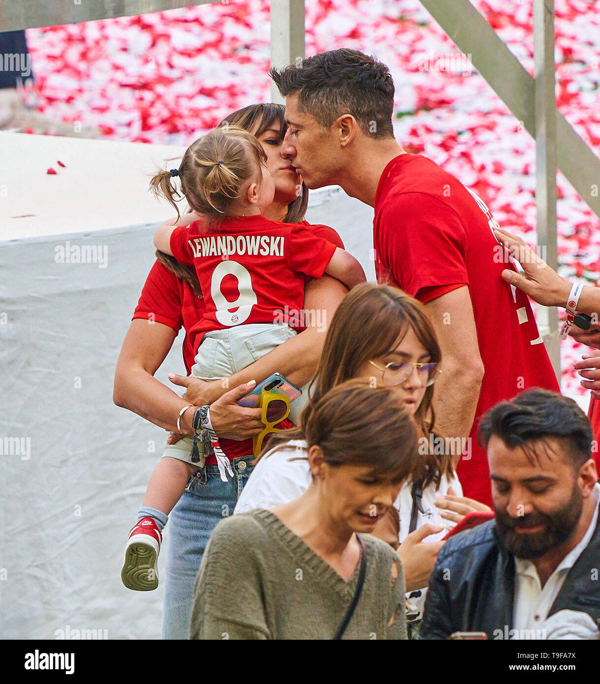Vincitori cerimonia con trophy: Robert LEWANDOWSKI, FCB 9 bacio per Anna, sua moglie e sua figlia Klara, FC Bayern Monaco - EINTRACHT FRANKFURT 5-1 - DFL REGOLAMENTI VIETANO QUALSIASI USO DI FOTOGRAFIE come sequenze di immagini e/o quasi-VIDEO - 1.della Lega calcio tedesca , Monaco di Baviera, Maggio 18, 2019 stagione 2018/2019, giornata 34, FCB, © Peter Schatz / Alamy Live News Foto Stock