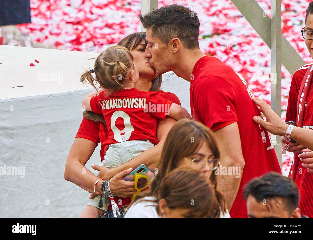 Vincitori cerimonia con trophy: Robert LEWANDOWSKI, FCB 9 bacio per Anna, sua moglie e sua figlia Klara, FC Bayern Monaco - EINTRACHT FRANKFURT 5-1 - DFL REGOLAMENTI VIETANO QUALSIASI USO DI FOTOGRAFIE come sequenze di immagini e/o quasi-VIDEO - 1.della Lega calcio tedesca , Monaco di Baviera, Maggio 18, 2019 stagione 2018/2019, giornata 34, FCB, © Peter Schatz / Alamy Live News Foto Stock