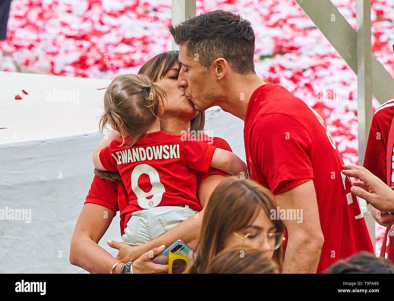 Vincitori cerimonia con trophy: Robert LEWANDOWSKI, FCB 9 bacio per Anna, sua moglie e sua figlia Klara, FC Bayern Monaco - EINTRACHT FRANKFURT 5-1 - DFL REGOLAMENTI VIETANO QUALSIASI USO DI FOTOGRAFIE come sequenze di immagini e/o quasi-VIDEO - 1.della Lega calcio tedesca , Monaco di Baviera, Maggio 18, 2019 stagione 2018/2019, giornata 34, FCB, © Peter Schatz / Alamy Live News Foto Stock