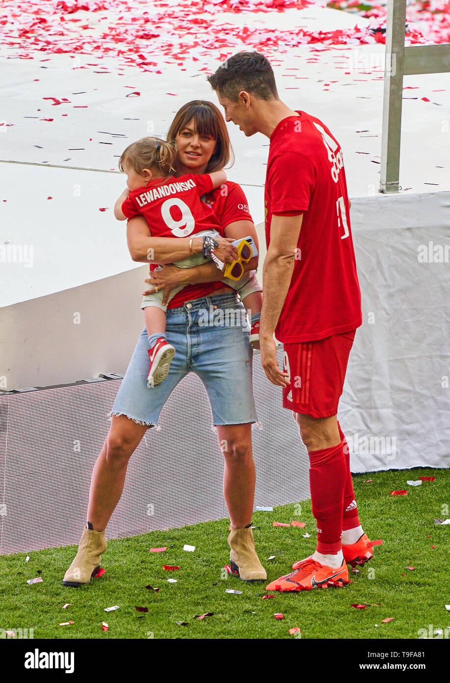 Vincitori cerimonia con trophy: Robert LEWANDOWSKI, FCB 9 e Anna, sua moglie e sua figlia Klara, FC Bayern Monaco - EINTRACHT FRANKFURT 5-1 - DFL REGOLAMENTI VIETANO QUALSIASI USO DI FOTOGRAFIE come sequenze di immagini e/o quasi-VIDEO - 1.della Lega calcio tedesca , Monaco di Baviera, Maggio 18, 2019 stagione 2018/2019, giornata 34, FCB, © Peter Schatz / Alamy Live News Foto Stock