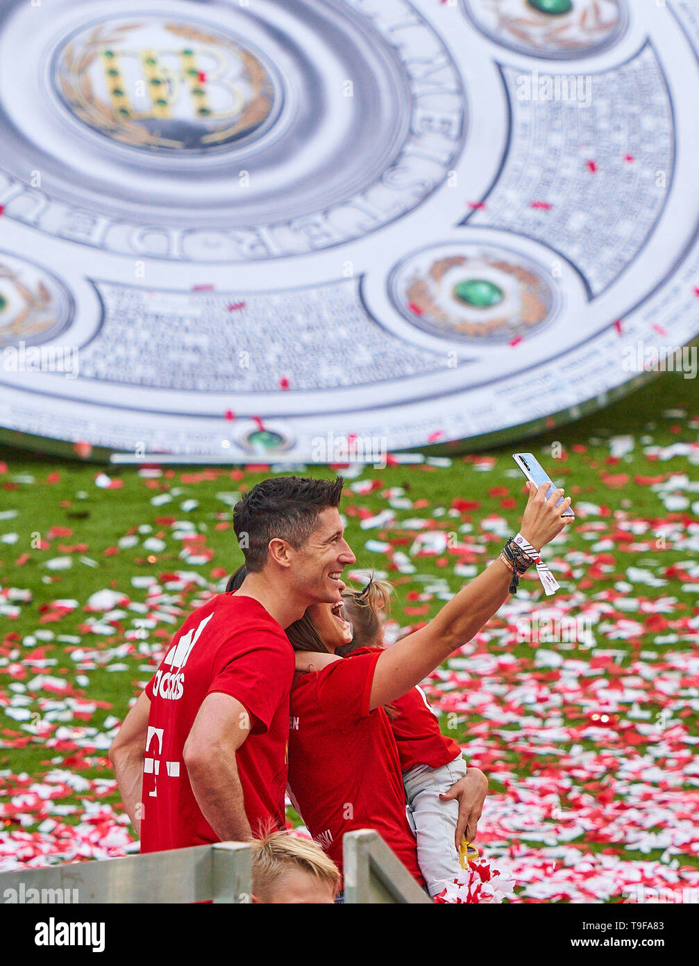 Vincitori cerimonia con trophy: Anna, moglie di Robert LEWANDOWSKI, FCB 9 con la figlia Klara, FC Bayern Monaco - EINTRACHT FRANKFURT 5-1 - DFL REGOLAMENTI VIETANO QUALSIASI USO DI FOTOGRAFIE come sequenze di immagini e/o quasi-VIDEO - 1.della Lega calcio tedesca , Monaco di Baviera, Maggio 18, 2019 stagione 2018/2019, giornata 34, FCB, © Peter Schatz / Alamy Live News Foto Stock