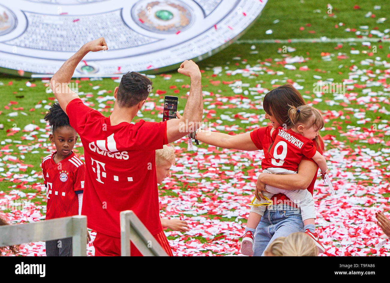 Vincitori cerimonia con trophy: Anna, moglie di Robert LEWANDOWSKI, FCB 9 con la figlia Klara, FC Bayern Monaco - EINTRACHT FRANKFURT 5-1 - DFL REGOLAMENTI VIETANO QUALSIASI USO DI FOTOGRAFIE come sequenze di immagini e/o quasi-VIDEO - 1.della Lega calcio tedesca , Monaco di Baviera, Maggio 18, 2019 stagione 2018/2019, giornata 34, FCB, © Peter Schatz / Alamy Live News Foto Stock