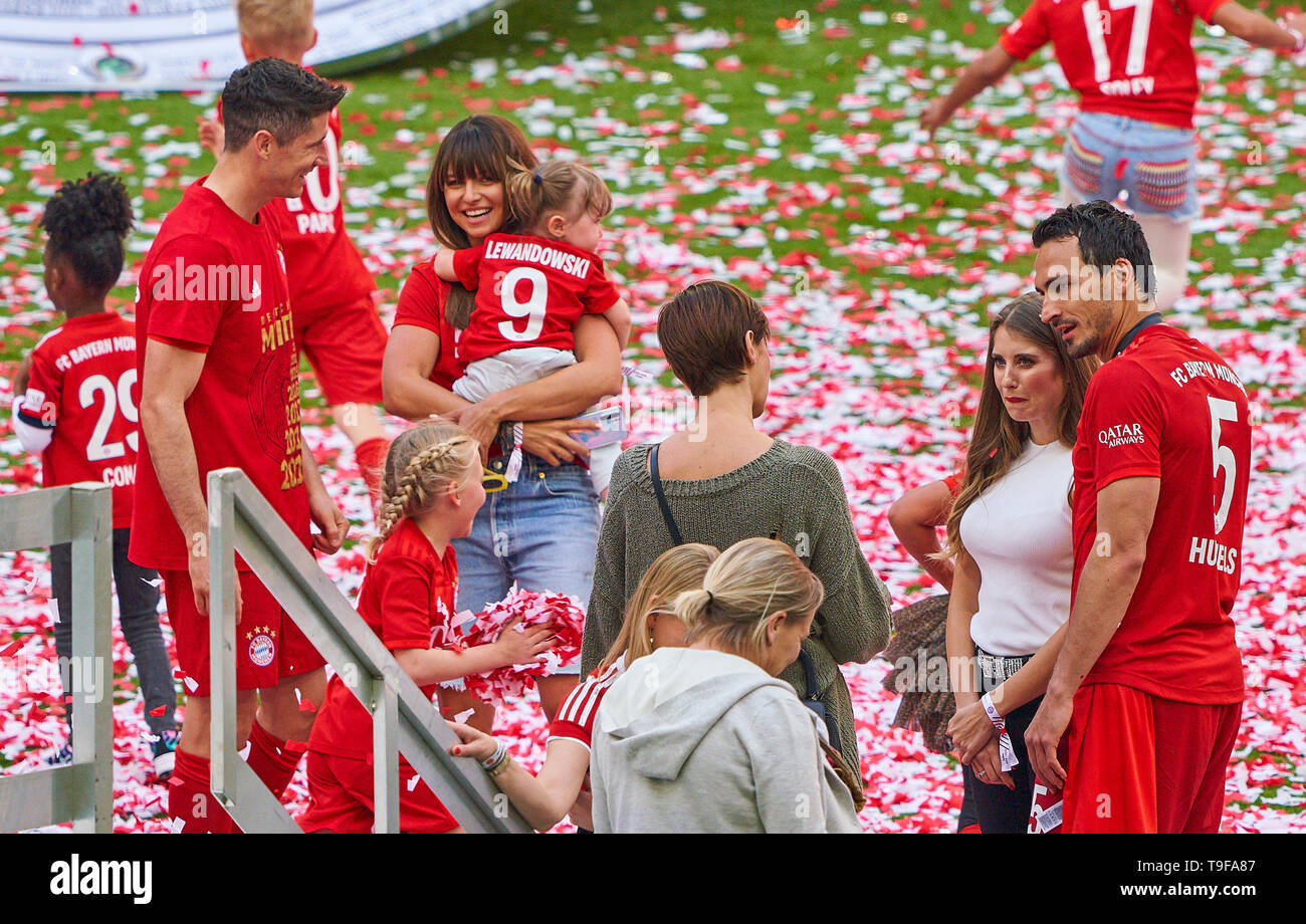Vincitori cerimonia con trophy: Anna, moglie di Robert LEWANDOWSKI, FCB 9 con la figlia Klara, Cathy Fischer moglie di Mats HUMMELS, FCB 5 , FC Bayern Monaco - EINTRACHT FRANKFURT 5-1 - DFL REGOLAMENTI VIETANO QUALSIASI USO DI FOTOGRAFIE come sequenze di immagini e/o quasi-VIDEO - 1.della Lega calcio tedesca , Monaco di Baviera, Maggio 18, 2019 stagione 2018/2019, giornata 34, FCB, © Peter Schatz / Alamy Live News Foto Stock