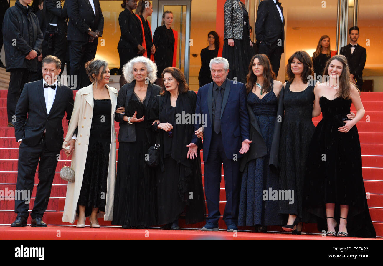 CANNES, Francia. 18 maggio 2019: Antoine Sire, Valerie Perrin, Anouk Aimee, Claude Lelouch, Monica Bellucci, Marianne Denicourt & Tess Lauvergne al gala premiere per 'l'anni più belli di una vita" al Festival di Cannes. Immagine: Paul Smith / Featureflash Credito: Paul Smith/Alamy Live News Foto Stock