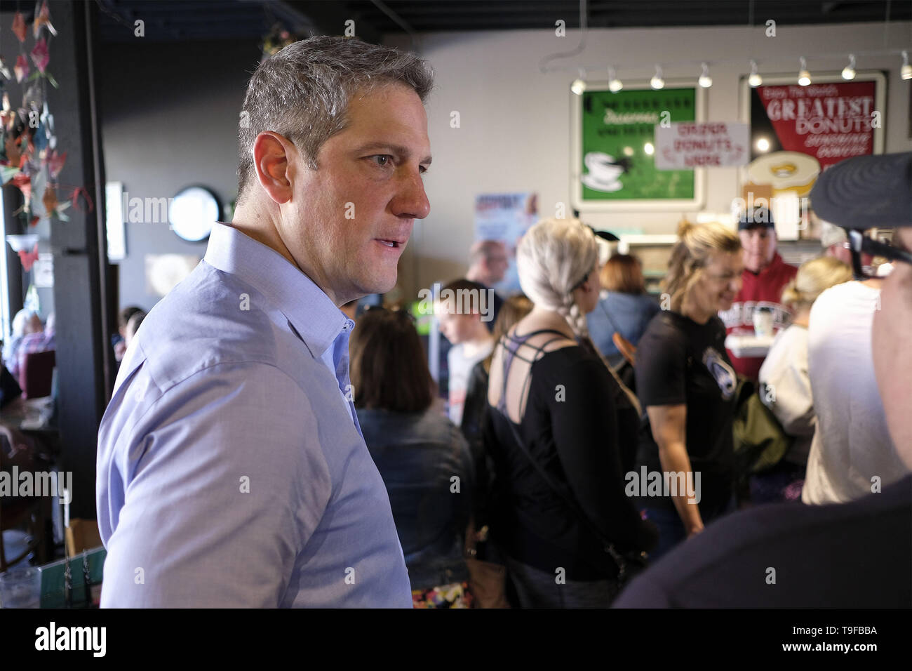 Città di Sioux, Iowa, USA. Maggio 18, 2019. Dal congressista TIM RYAN (D-OH), sinistra, colloqui con Woobury County Democrat presidente Jeremy Dumkrieger, a destra mentre si è in attesa di ordinare il caffè nel jitter coffee shop come egli campagne nella città di Sioux, Iowa sabato mattina per il 2020 elezioni presidenziali.. (Credito Immagine: © Jerry Mennenga/ZUMA filo) Foto Stock