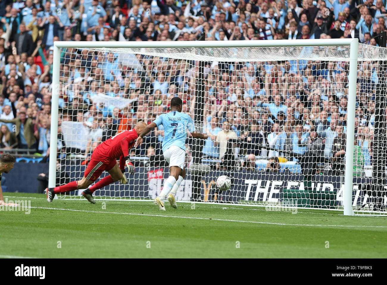 Heurelho Gomes , il Watford portiere è battuto come Raheem Sterling del Manchester City segna un punto. Emirati finale di FA Cup, Manchester City v Watford allo Stadio di Wembley a Londra il sabato 18 maggio 2019. Questa immagine può essere utilizzata solo per scopi editoriali. Solo uso editoriale, è richiesta una licenza per uso commerciale. Nessun uso in scommesse, giochi o un singolo giocatore/club/league pubblicazioni . pic da Andrew Orchard/Andrew Orchard fotografia sportiva/Alamy Live news Foto Stock