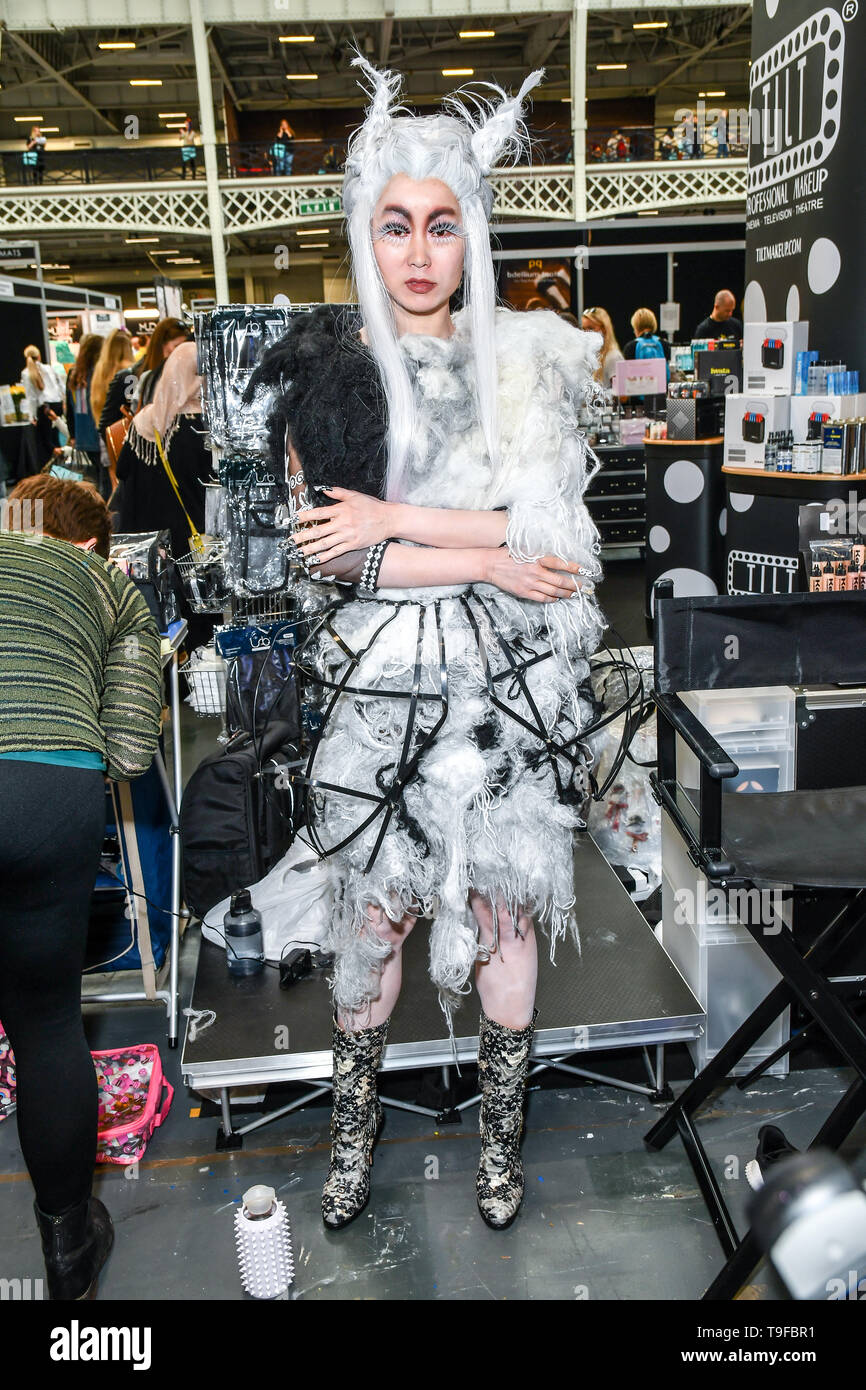 Londra, Regno Unito. 18 Maggio, 2019. Modello: Ceci Zhang al professionista di inclinazione dal trucco artista Cichon Anna e Alex Vlcek demo IMATS a Londra il 18 maggio 2019, Londra, Regno Unito. Credito: Picture Capital/Alamy Live News Foto Stock