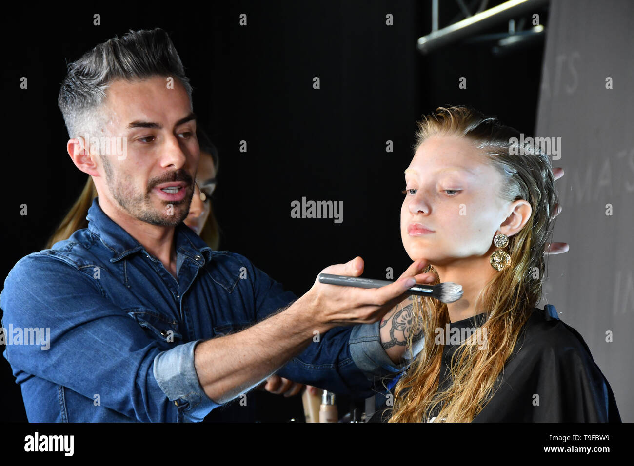 Londra, Regno Unito. 18 Maggio, 2019. James Molloy di Mykitco e modello Mairi Shaw demo a IMATS il 18 maggio 2019, Londra, Regno Unito. Credito: Picture Capital/Alamy Live News Foto Stock