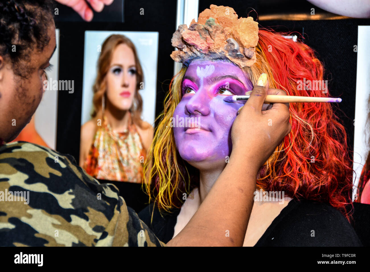 Londra, Regno Unito. 18 Maggio, 2019. Kingston College dall artista Ashley Thomas-Doe e modello/artista Oben Seyer demo IMATS a Londra il 18 maggio 2019, Londra, Regno Unito. Credito: Picture Capital/Alamy Live News Foto Stock