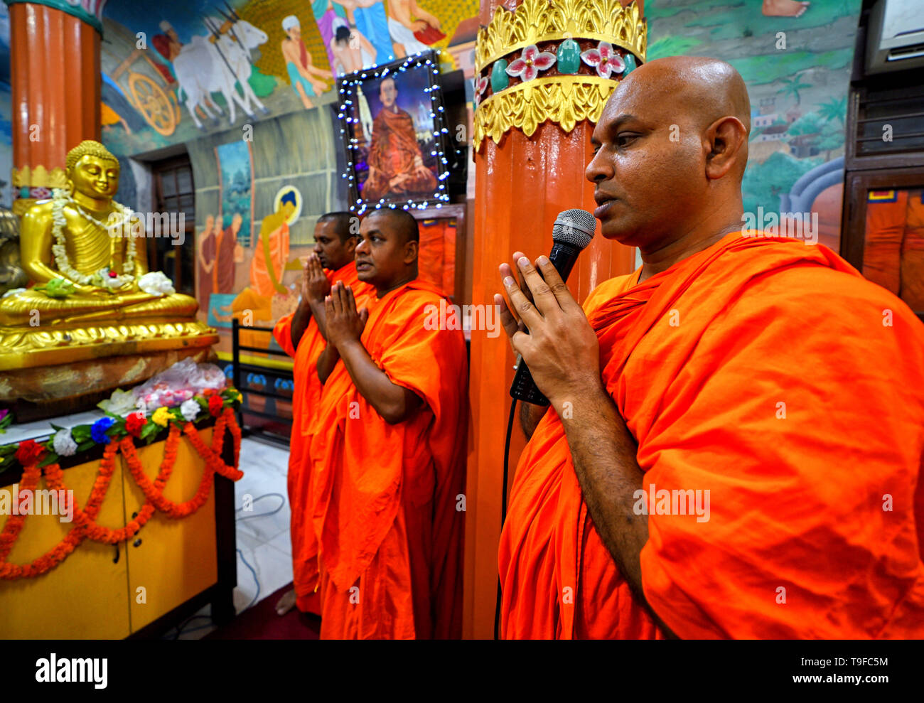 Kolkata, West Bengal, India. 18 Maggio, 2019. I monaci buddisti sono visti pregare davanti alla statua di Buddha Signore durante il Buddha Purnima preghiere.Buddha il compleanno è una vacanza tradizionalmente celebrato nella maggior parte dell Asia orientale per commemorare la nascita del Principe Siddharta Gautama o Gautama Buddha che è il fondatore del buddhismo. Credito: Avishek Das/SOPA Immagini/ZUMA filo/Alamy Live News Foto Stock