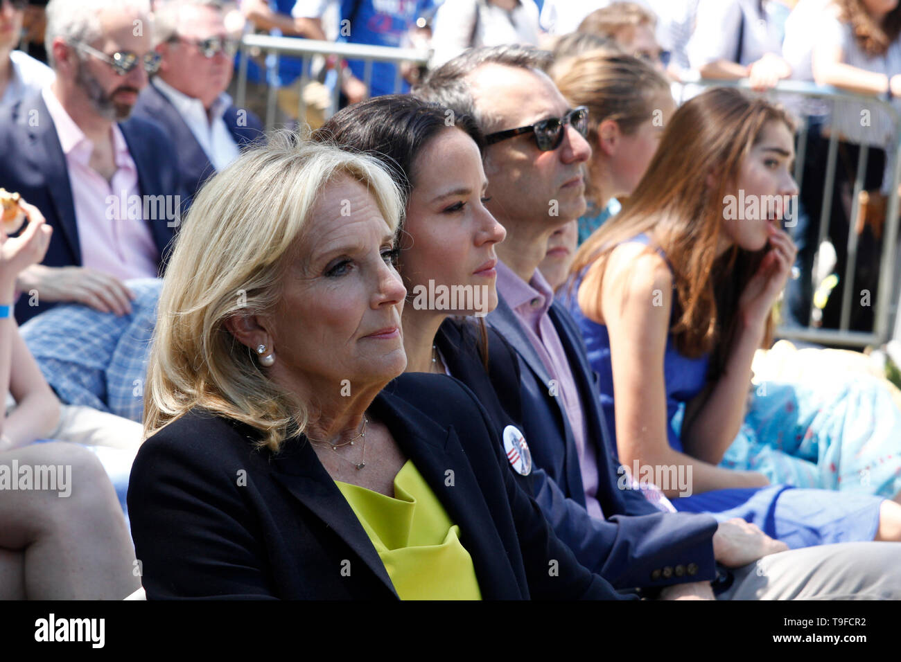 Philadelphia, PA, Stati Uniti d'America - Maggio, 18, 2019: Jill Biden e figlia, Ashley Biden guarda ex Vice presidente Joe Biden parlare come egli inaugura la sua campagna per il 2020 Stati Uniti elezioni presidenziali, in un rally all'aperto sul Benjamin Franklin Parkway in Philadelphia, Pennsylvania. Credito: OOgImages/Alamy Live News Foto Stock