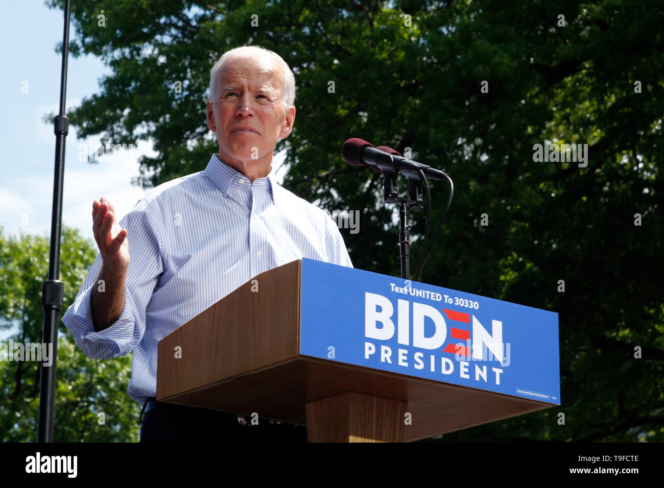 Philadelphia, PA, Stati Uniti d'America - Maggio, 18, 2019: Ex Vice Presidente Joe Biden inaugura la sua campagna per il 2020 Stati Uniti elezioni presidenziali, in un rally all'aperto sul Benjamin Franklin Parkway in Philadelphia, Pennsylvania. (Foto: Jana Shea) Foto Stock