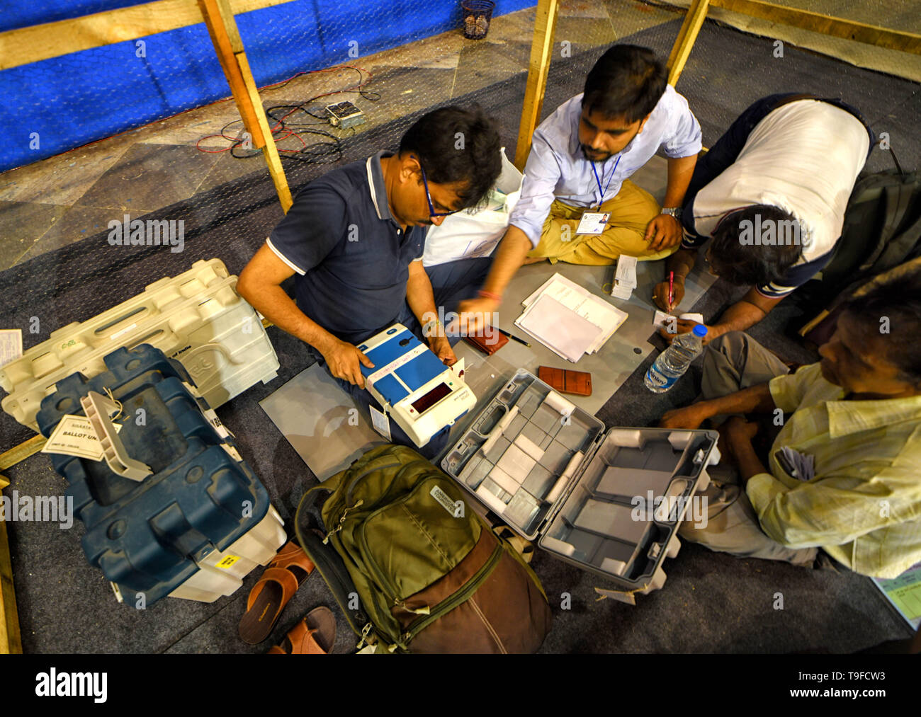 Kolkata, West Bengal, India. 18 Maggio, 2019. Gli scrutatori sono visti di controllare le loro macchine di voto elettronico (EVM) e l'Elettore cartacee verificabili Audit Trail (vvpat) macchine come raccolti dal centro di distribuzione prima della fase finale di elezione 2019. Credito: Avishek Das/SOPA Immagini/ZUMA filo/Alamy Live News Foto Stock