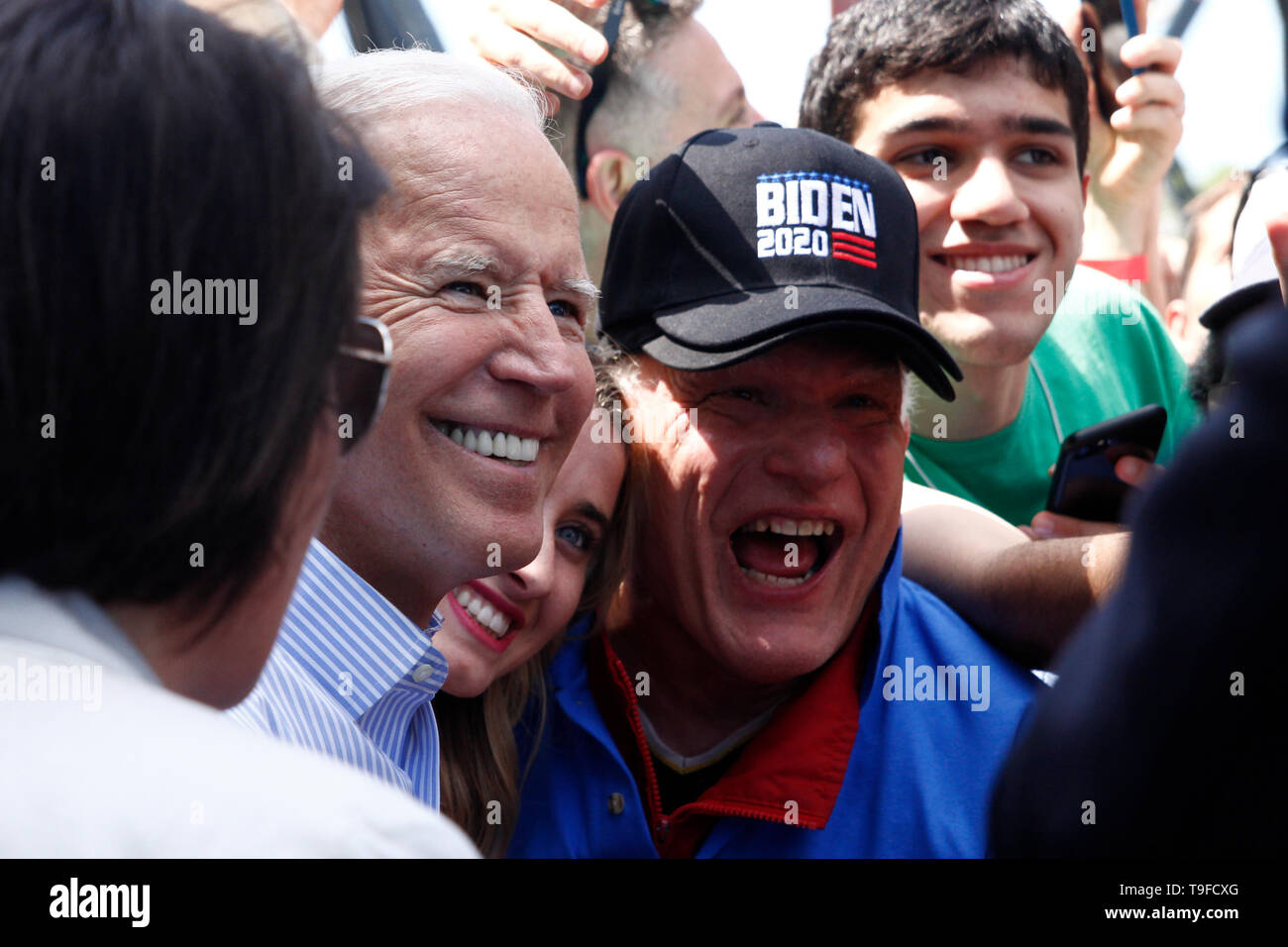 Philadelphia, PA, Stati Uniti d'America - 18 Maggio Maggio, 2019: Joe Biden saluta i tifosi dopo dando dei calci a fuori la sua campagna per il 2020 Stati Uniti elezioni presidenziali, in un rally all'aperto sul Benjamin Franklin Parkway in Philadelphia, Pennsylvania. Credito: OOgImages/Alamy Live News Foto Stock
